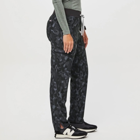 Figs Scrubs Yola FREEx Lined Slim Scrub Pant - Picture 2 of 13